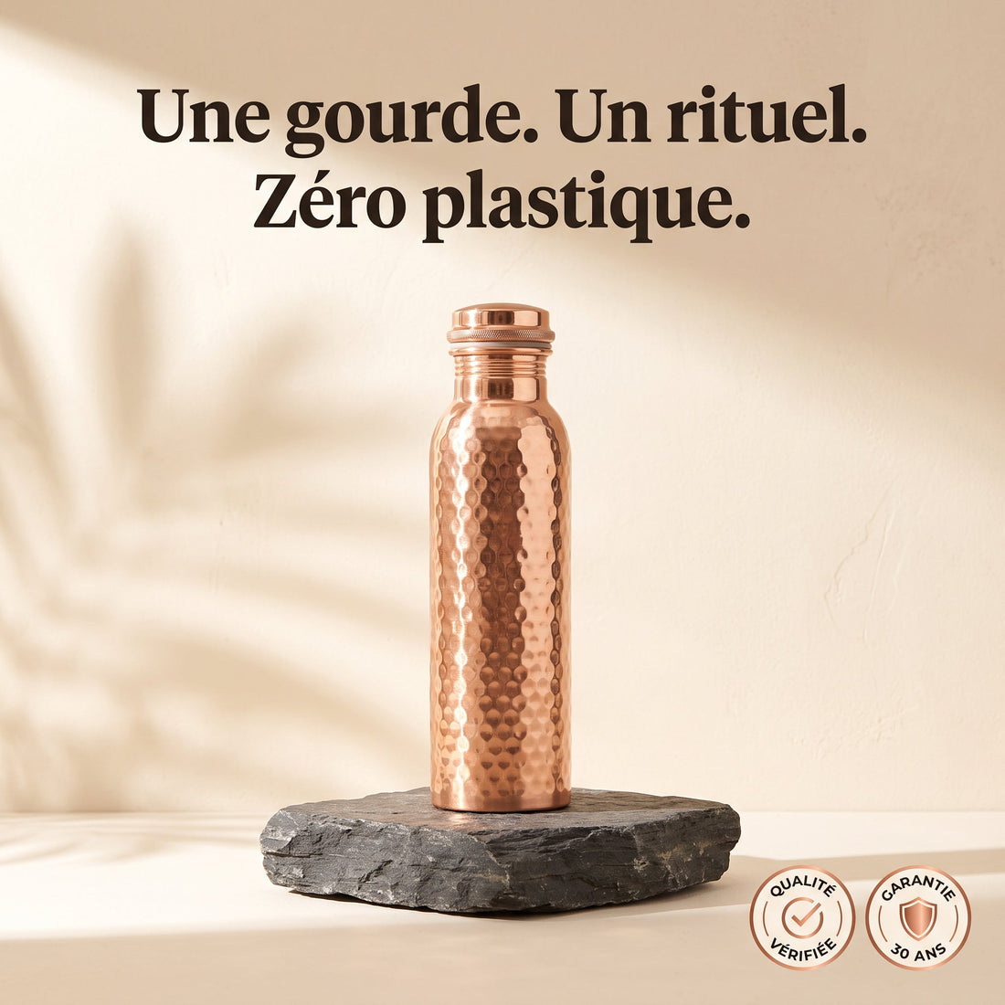 Gourde en cuivre martelé Velvo posée sur une pierre